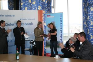 Die Generalbevollmächtigte der Kieler Volksbank, Dr. Caroline Toffel, überreicht Moana Delle die Stipendiumsurkunde foto: bor