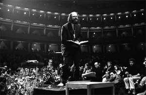 Allen Ginsberg bei der International Poetry Incarnation in der Royal Albert Hall 1965